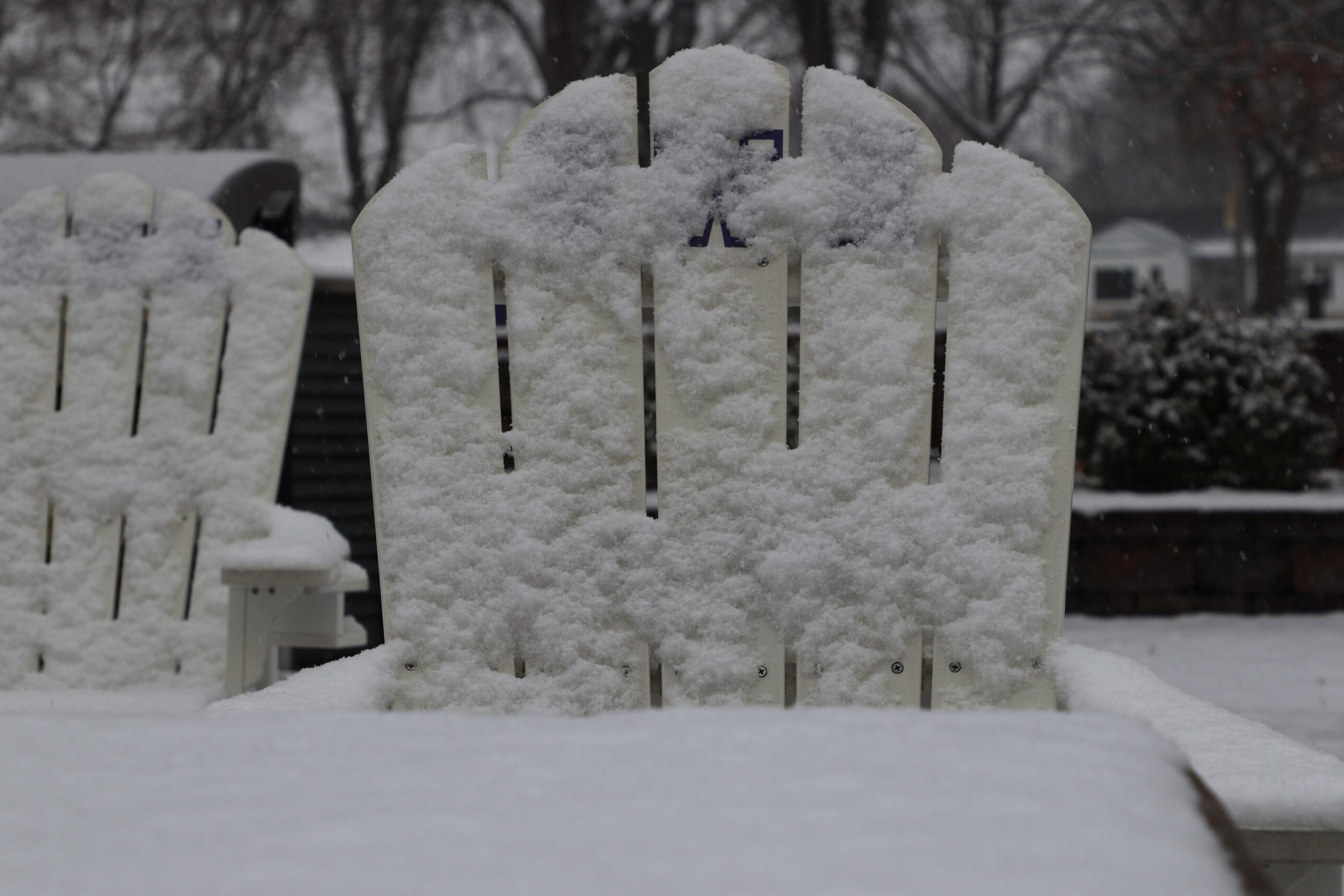 外面椅子上的雪